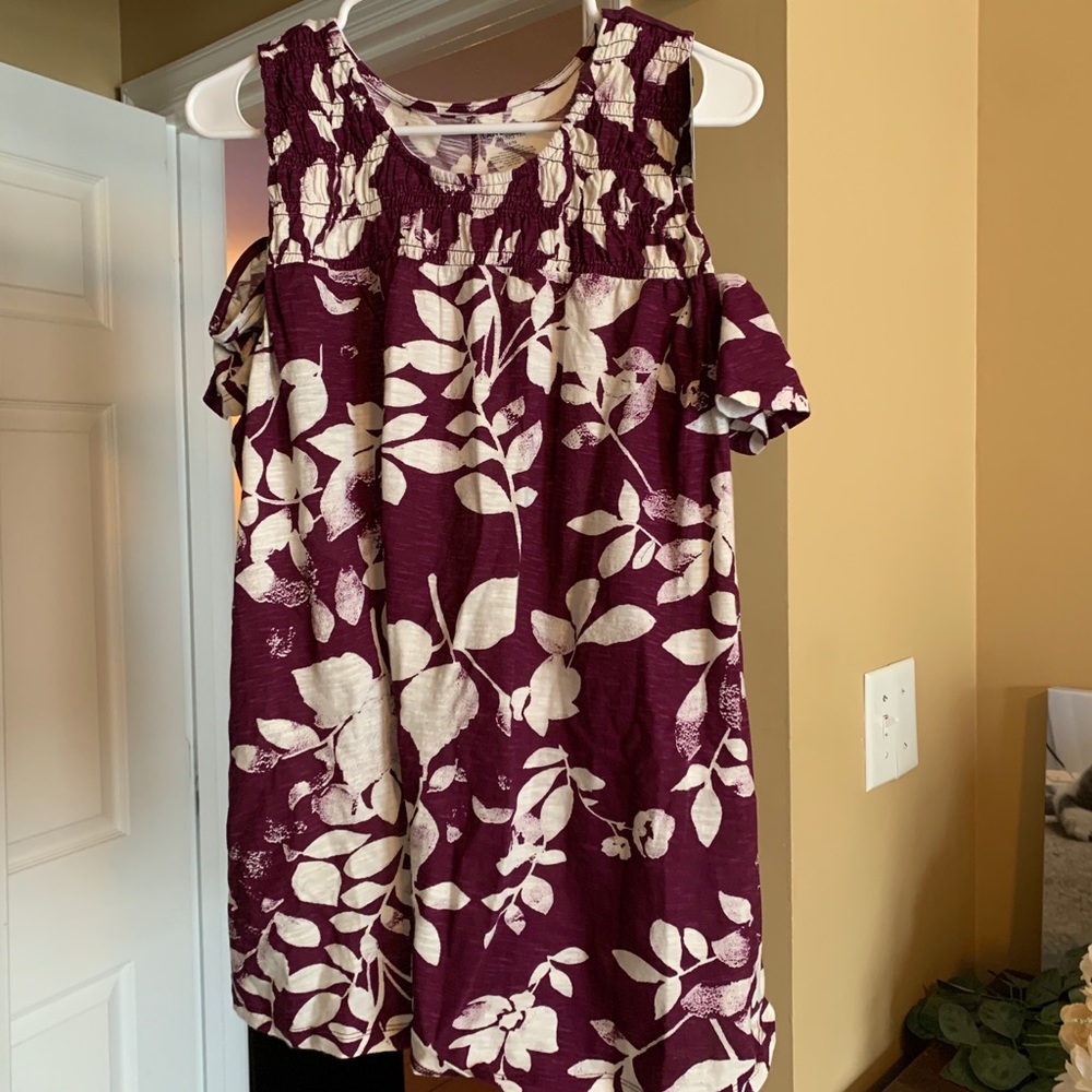 Cold-shoulder swing top